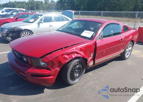 2008 Ford Mustang V6 Deluxe/V6 Premium z USA, uszkodzony, nr VIN 1ZVHT80N285101881